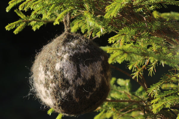 CHRISTMAS BOBBLE - Green/ Ash from ETUDE'S KNITTING MEDITATION' Collection