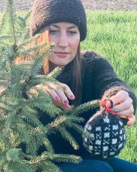Handgestrickte WEIHNACHTSBOBBLES - Geometrisches Motiv I aus der Kollektion „ETUDE’S KNITTING MEDITATION“