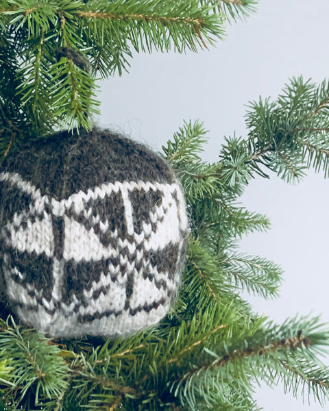 CHRISTMAS BOBBLE - Geometrical Motif III  from - 'ETUDE'S KNITTING MEDITATION'  Collection