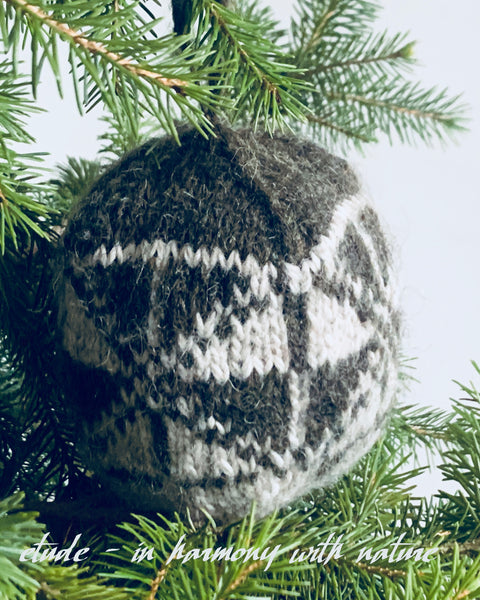 CHRISTMAS BOBBLE - Geometrical Motif III  from - 'ETUDE'S KNITTING MEDITATION'  Collection