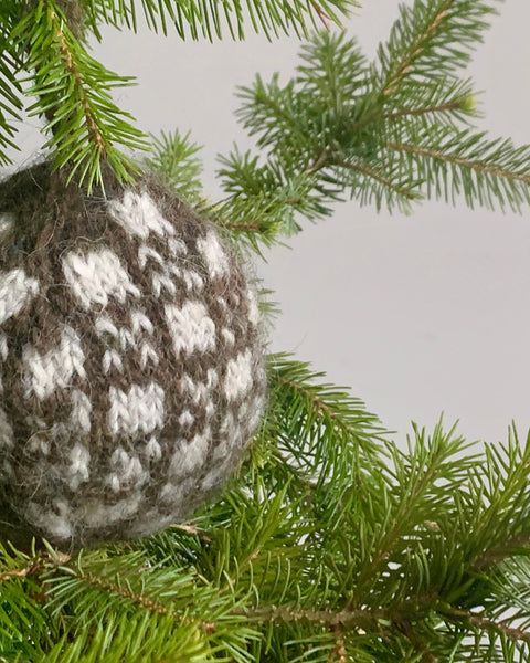 Handgestrickte WEIHNACHTSBOBBLES - Geometrisches Motiv I aus der Kollektion „ETUDE’S KNITTING MEDITATION“