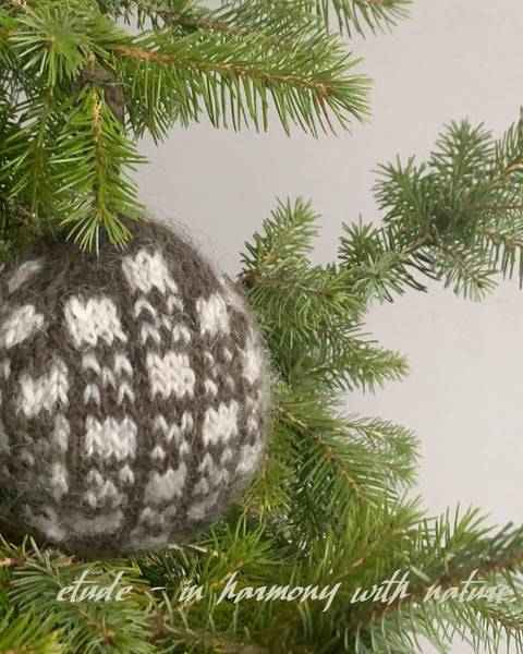 CHRISTMAS BOBBLE - Geometrical Motif I  from  'ETUDE'S KNITTING MEDITATION'  Collection