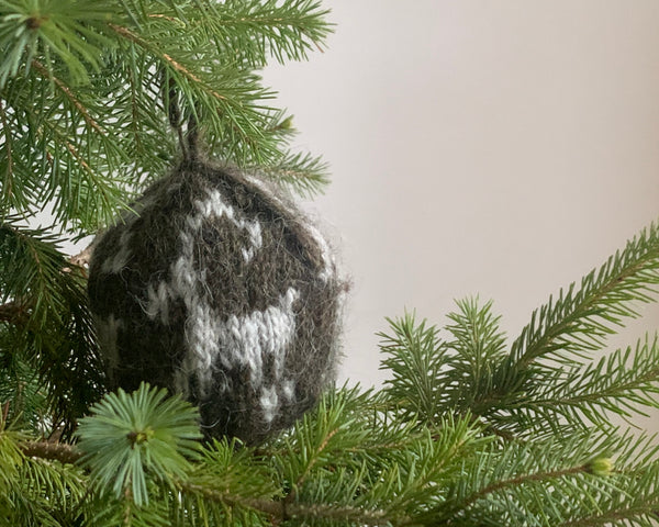 CHRISTMAS BOBBLE - Rocking Horse Motif   from  'ETUDE'S KNITTING MEDITATION' Collection