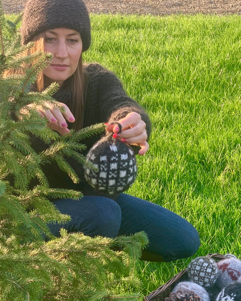 CHRISTMAS BOBBLE - Geometrical Motif I  from  'ETUDE'S KNITTING MEDITATION'  Collection