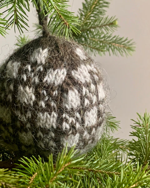 CHRISTMAS BOBBLE - Geometrical Motif I  from  'ETUDE'S KNITTING MEDITATION'  Collection