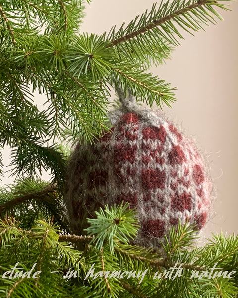 CHRISTMAS BOBBLE - Geometrical Motif I  from  'ETUDE'S KNITTING MEDITATION'  Collection