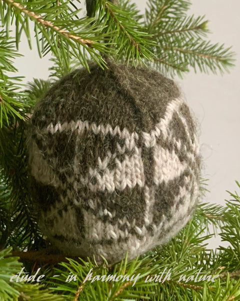 CHRISTMAS BOBBLE - Geometrical Motif III  from - 'ETUDE'S KNITTING MEDITATION'  Collection